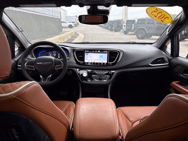 Used 2025 Chrysler Pacifica Pinnacle AWD/4WD image 16
