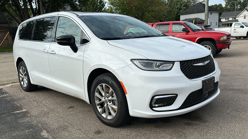 Used 2025 Chrysler Pacifica Select AWD/4WD image 2