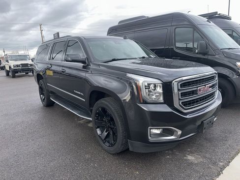 Used 2020 GMC Yukon XL SLT image 2
