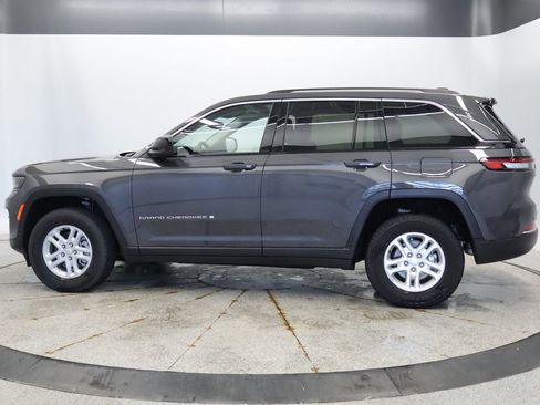Used 2023 Jeep Grand Cherokee Laredo AWD/4WD image 2