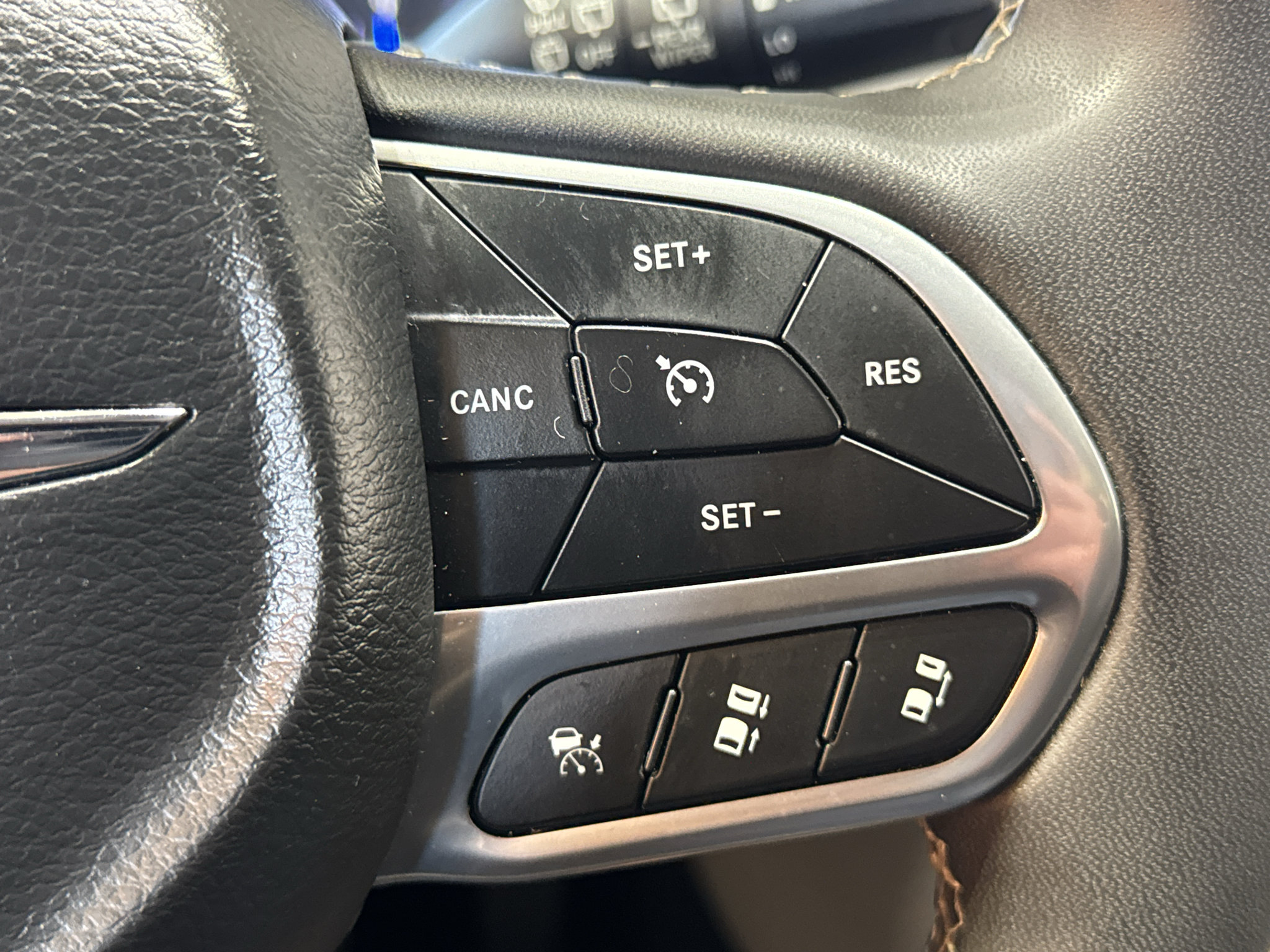 Used 2024 Chrysler Pacifica Touring-L FWD image 27