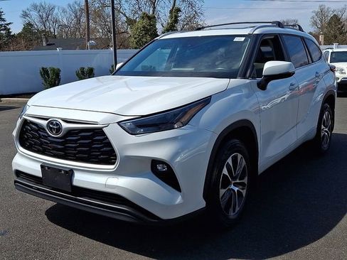 Used 2023 Toyota Highlander XLE image 3