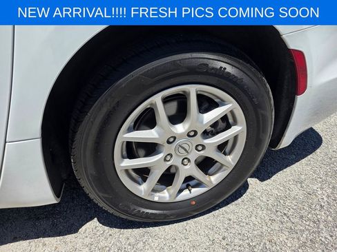 Used 2024 Chrysler Pacifica Touring-L FWD image 8