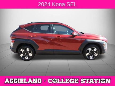 Used 2024 Hyundai Kona SEL FWD image 2