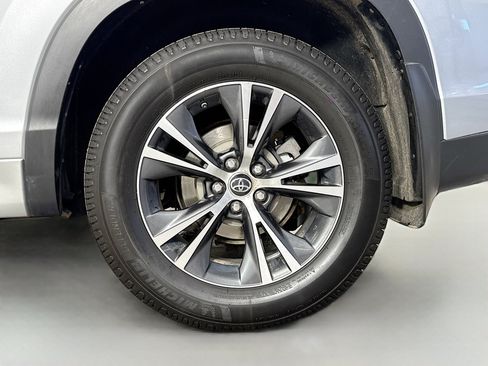 Used 2016 Toyota Highlander XLE AWD/4WD image 32