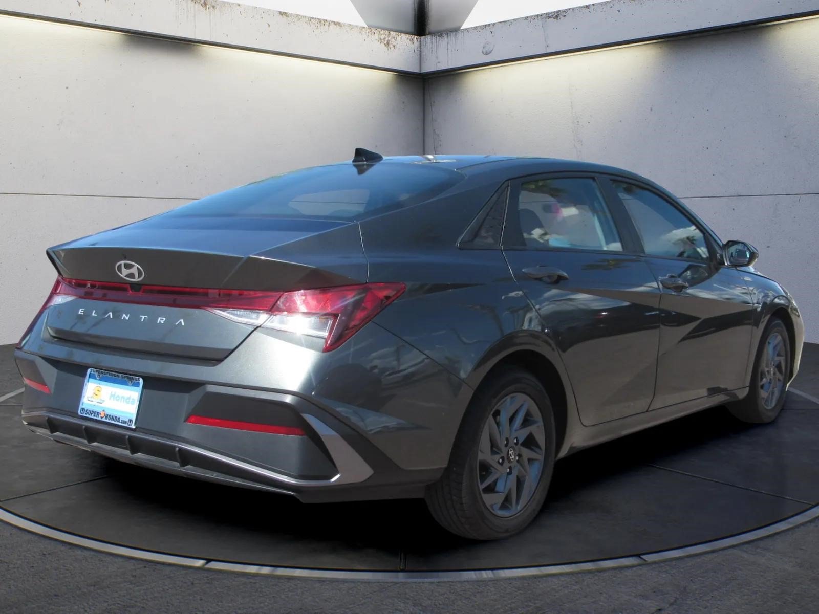 Used 2024 Hyundai Elantra SEL FWD image 5