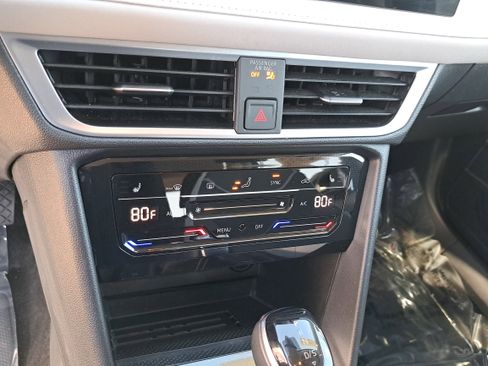 Certified 2025 Volkswagen Taos SE image 20