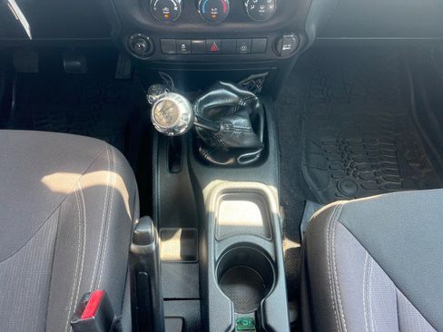 Used 2018 Jeep Wrangler Unlimited Rubicon w/ Connectivity Group image 24