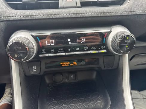 Used 2021 Toyota RAV4 LE AWD/4WD image 24