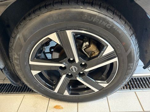 Used 2025 Nissan Sentra SV FWD image 11