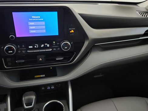 Certified 2024 Toyota Highlander XLE image 43