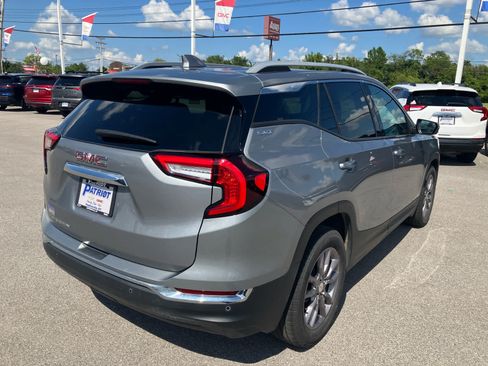 Used 2024 GMC Terrain SLT w/ Tech Package FWD image 7