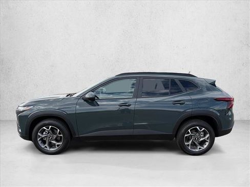 Used 2025 Chevrolet Trax LT w/ LT Convenience Package FWD image 9