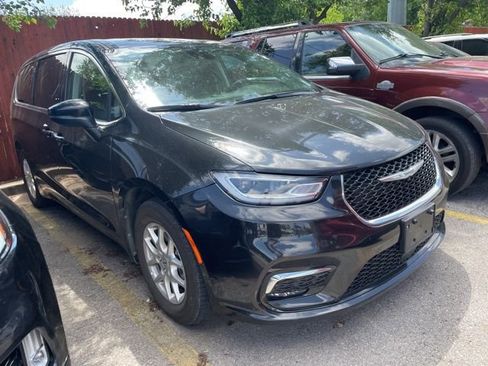 Used 2023 Chrysler Pacifica Touring-L FWD image 4
