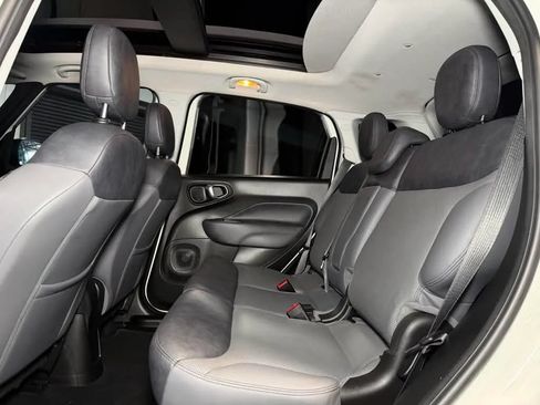 Used 2017 FIAT 500L Trekking w/ Dual-Pane Sunroof Package FWD image 15