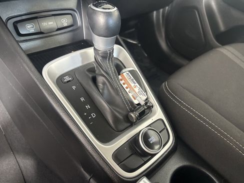 Used 2025 Hyundai Venue SEL FWD image 16