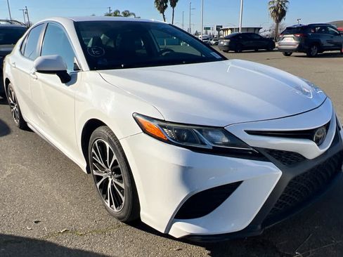 Used 2019 Toyota Camry SE w/ Carpet Mat Package image 3