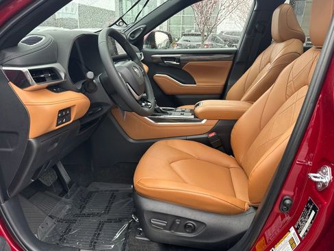 New 2026 Toyota Highlander Platinum image 12