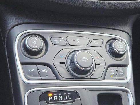 Used 2015 Chrysler 200 Limited w/ Convenience Group image 24