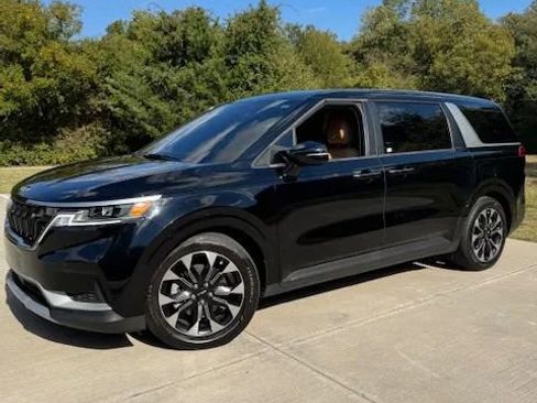 Used 2024 Kia Carnival EX image 1