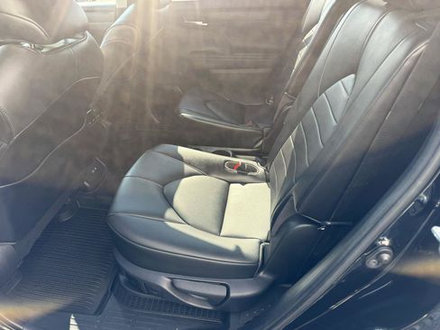Used 2021 Toyota Highlander XLE AWD/4WD image 13