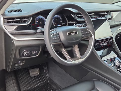Used 2023 Jeep Grand Cherokee Limited w/ Black Appearance Package AWD/4WD image 10