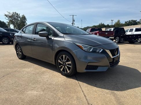 Used 2021 Nissan Versa SV FWD image 3