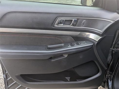 Used 2018 Ford Explorer XLT w/ Equipment Group 202A image 9