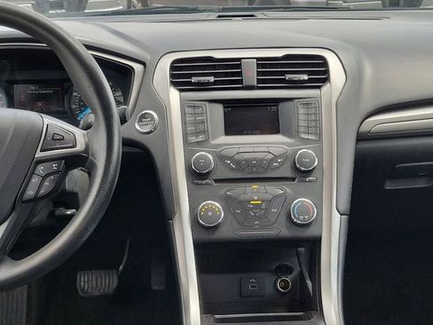 Used 2018 Ford Fusion SE FWD image 30