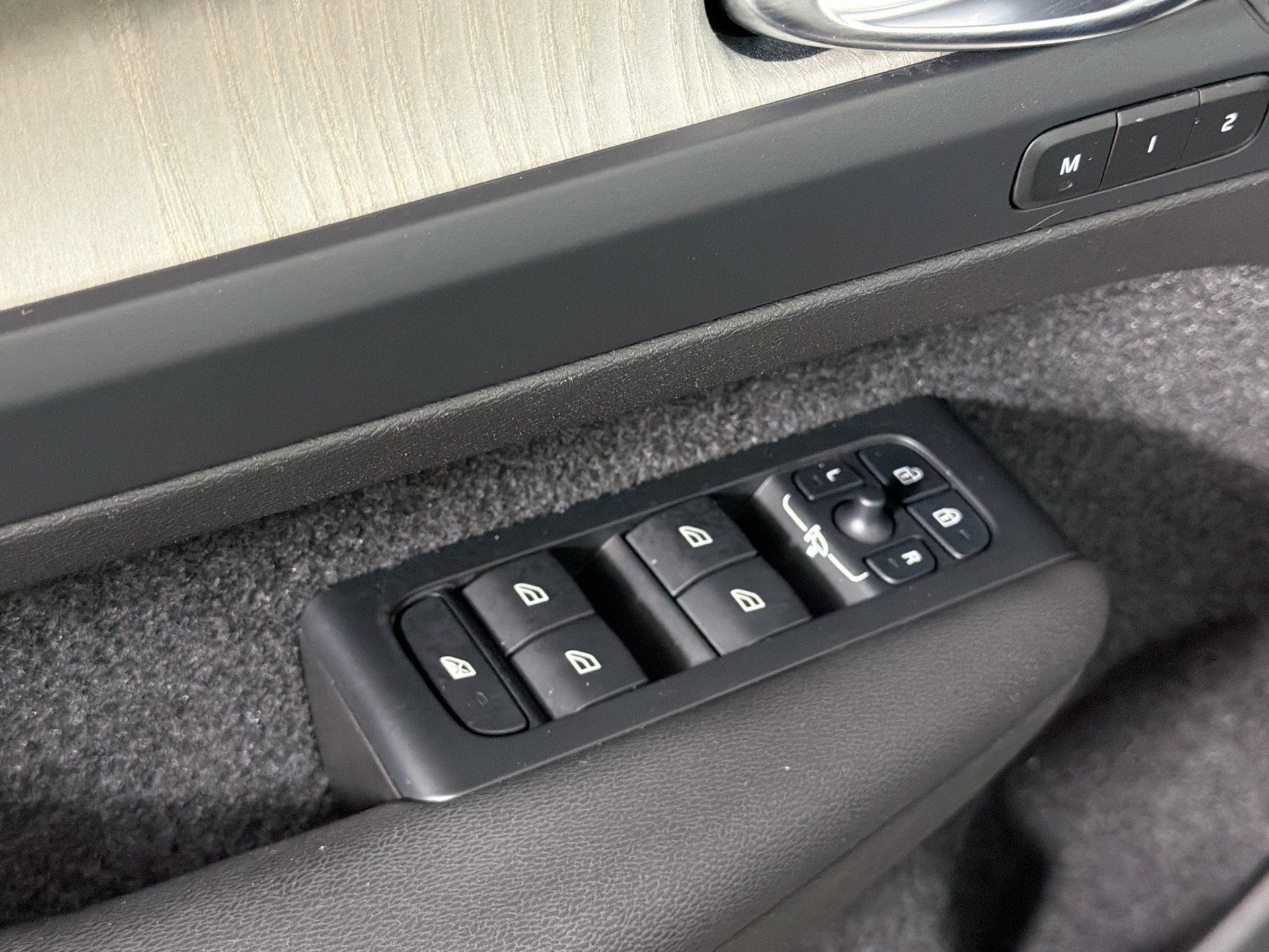Certified 2023 Volvo XC40 B4 Plus w/ Protection Package Premier FWD image 18