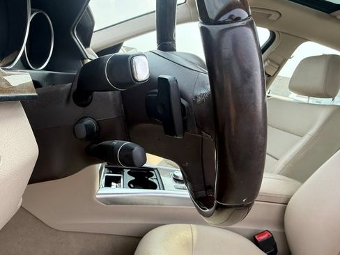 Used 2014 Mercedes-Benz E 350 4MATIC Sedan image 19