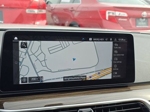 Used 2023 BMW 530e xDrive w/ Premium Package image 9