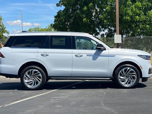 New 2026 Lincoln Navigator Premiere AWD/4WD image 8