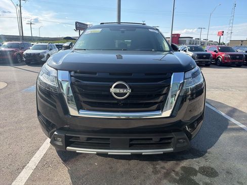 Used 2023 Nissan Pathfinder Platinum w/ Cargo Package AWD/4WD image 2
