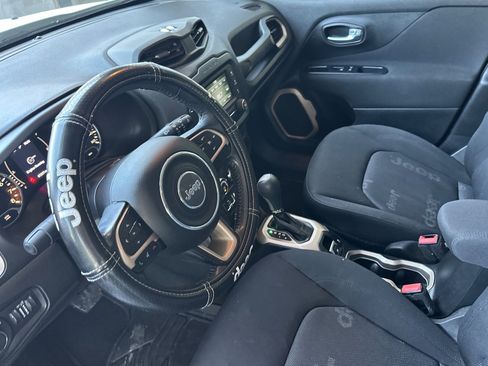 Used 2016 Jeep Renegade Latitude FWD image 10