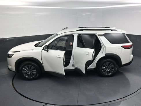 Used 2024 Nissan Pathfinder SV FWD image 25