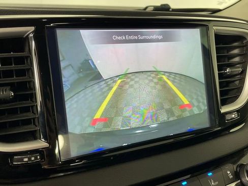 Used 2024 Chrysler Pacifica Touring-L image 8