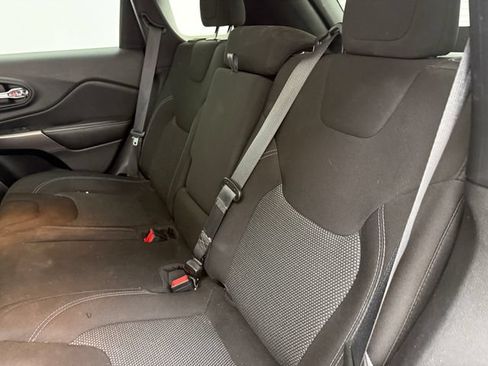 Used 2021 Jeep Cherokee Latitude FWD image 11