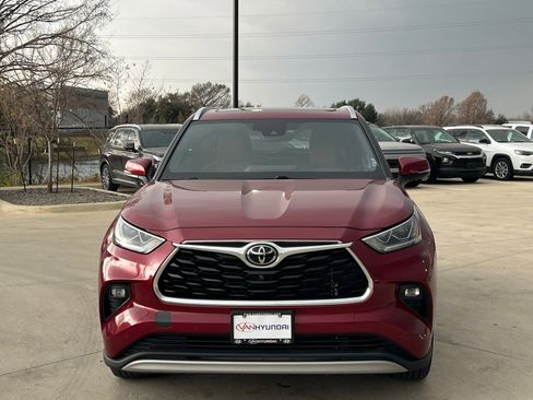 Used 2021 Toyota Highlander Platinum image 2