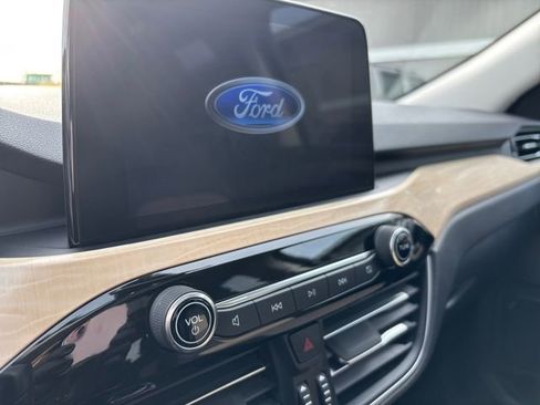 Used 2021 Ford Escape Titanium w/ Titanium Premium Package image 17