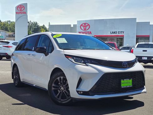 Used 2025 Toyota Sienna XSE AWD/4WD image 1