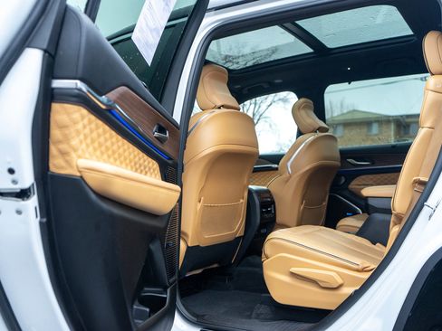 Used 2022 Jeep Grand Cherokee L Summit w/ Luxury Tech Group V image 29