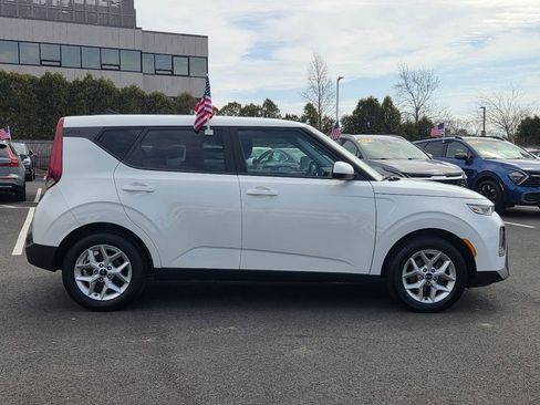 Used 2022 Kia Soul LX w/ Technology Package image 3