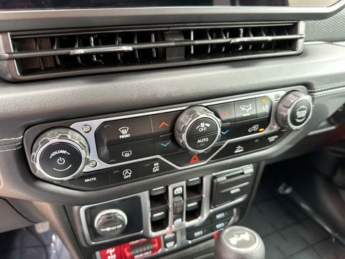 Used 2025 Jeep Wrangler Unlimited Rubicon AWD/4WD image 18