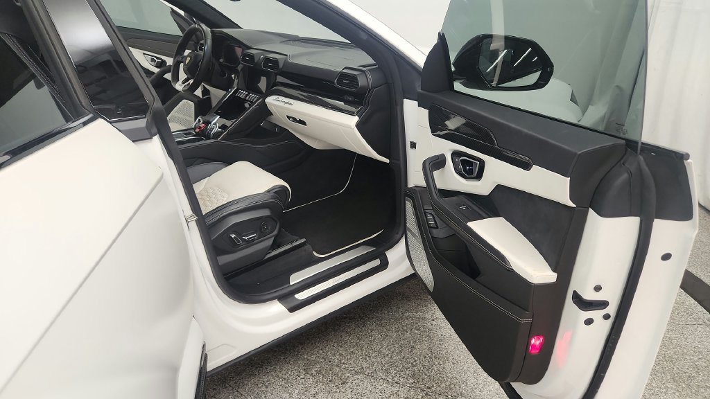Used 2019 Lamborghini Urus AWD/4WD image 35