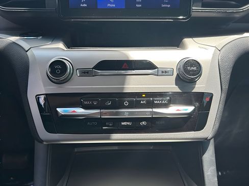 Used 2022 Ford Explorer XLT w/ Class IV Trailer Tow Package AWD/4WD image 19