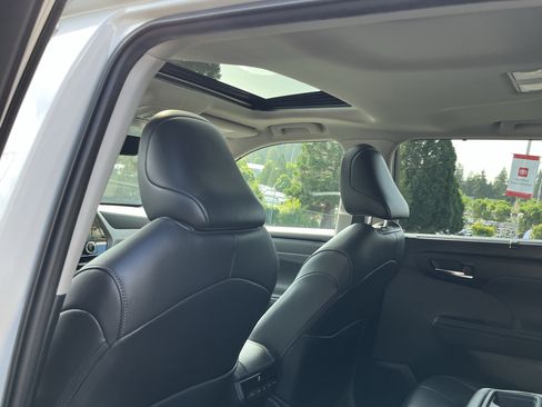 Used 2022 Toyota Highlander XLE AWD/4WD image 14