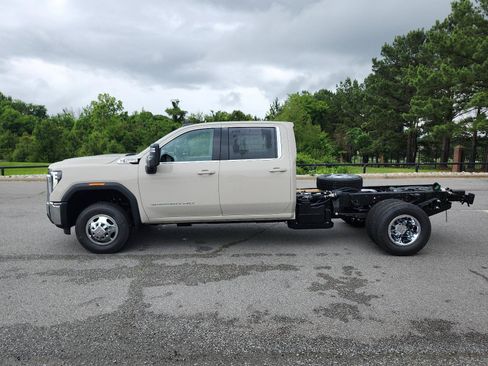 New 2026 GMC Sierra 3500 SLE w/ SLE Convenience Package AWD/4WD image 2