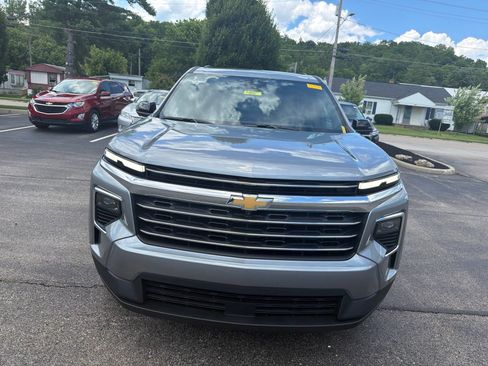 Used 2025 Chevrolet Traverse LT w/ Driver Confidence Package FWD image 8