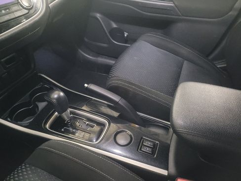 Used 2017 Mitsubishi Outlander SE image 26